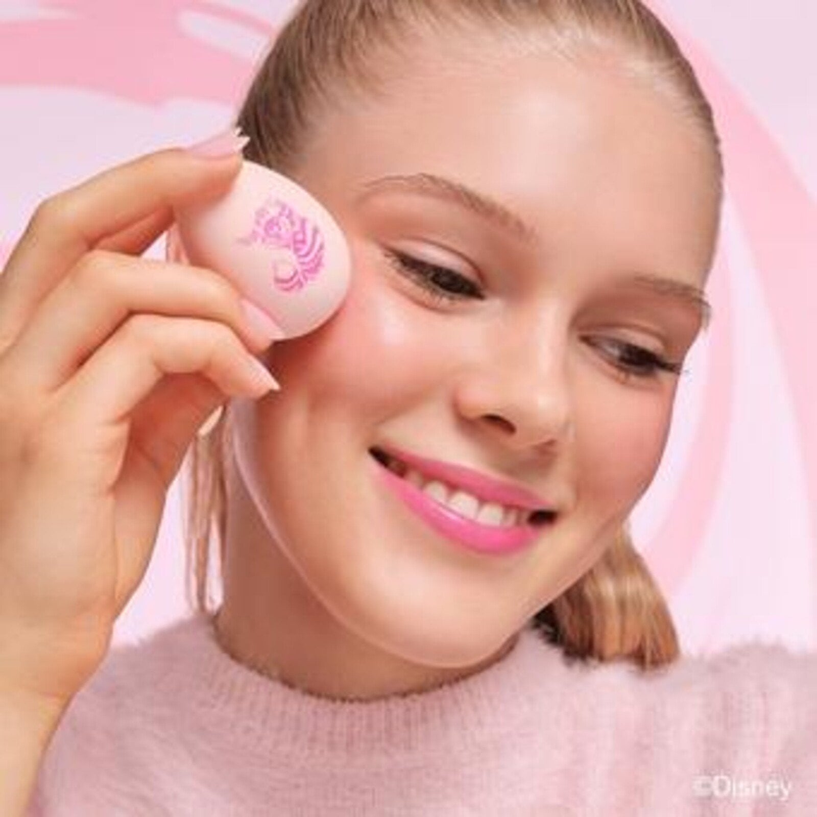 essence Disney Alice in Wonderland Color-Changing Makeup Sponge 01 This Way Or That Way?