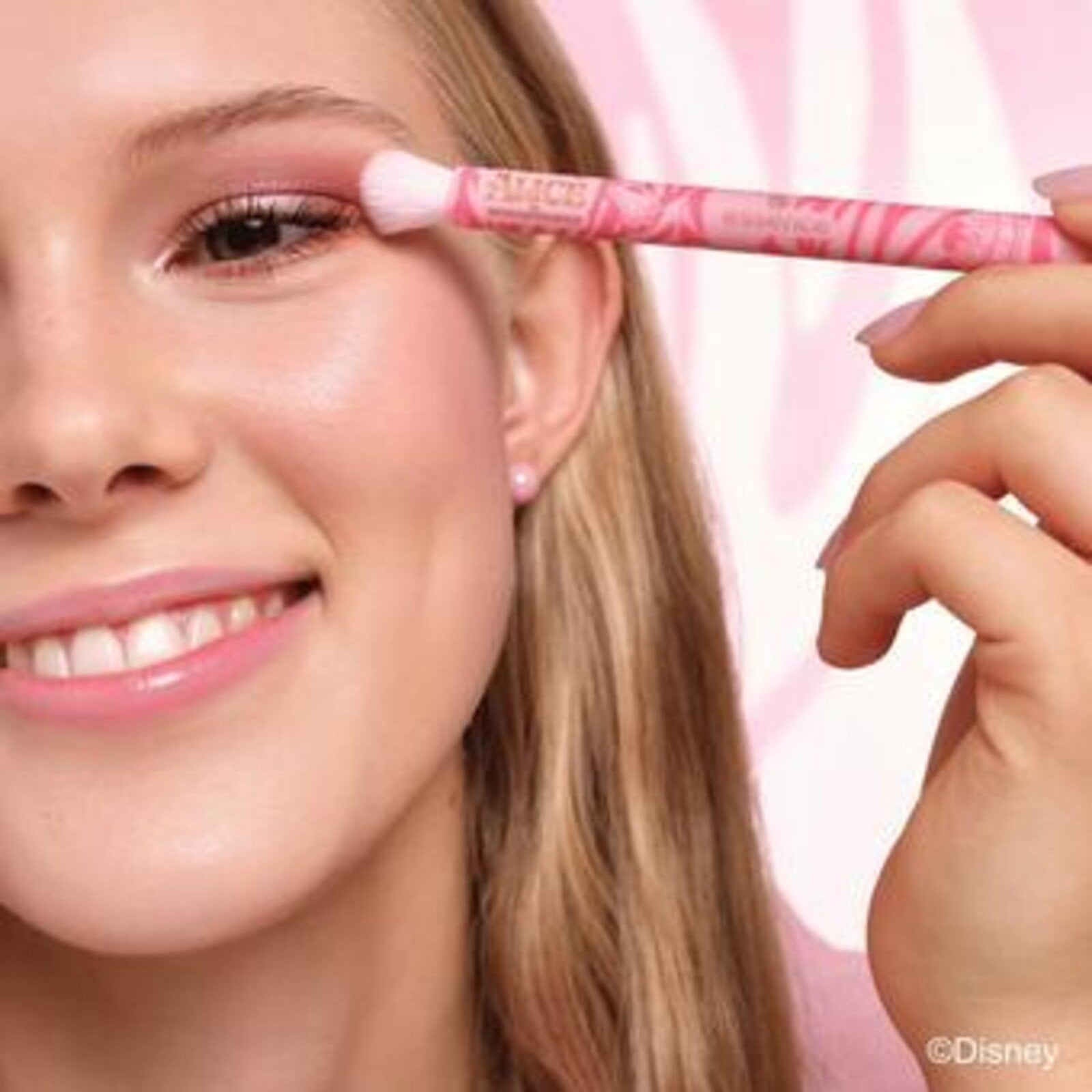 essence Disney Alice in Wonderland Eyeshadow Blender Brush 01 You're My Cup Of Tea