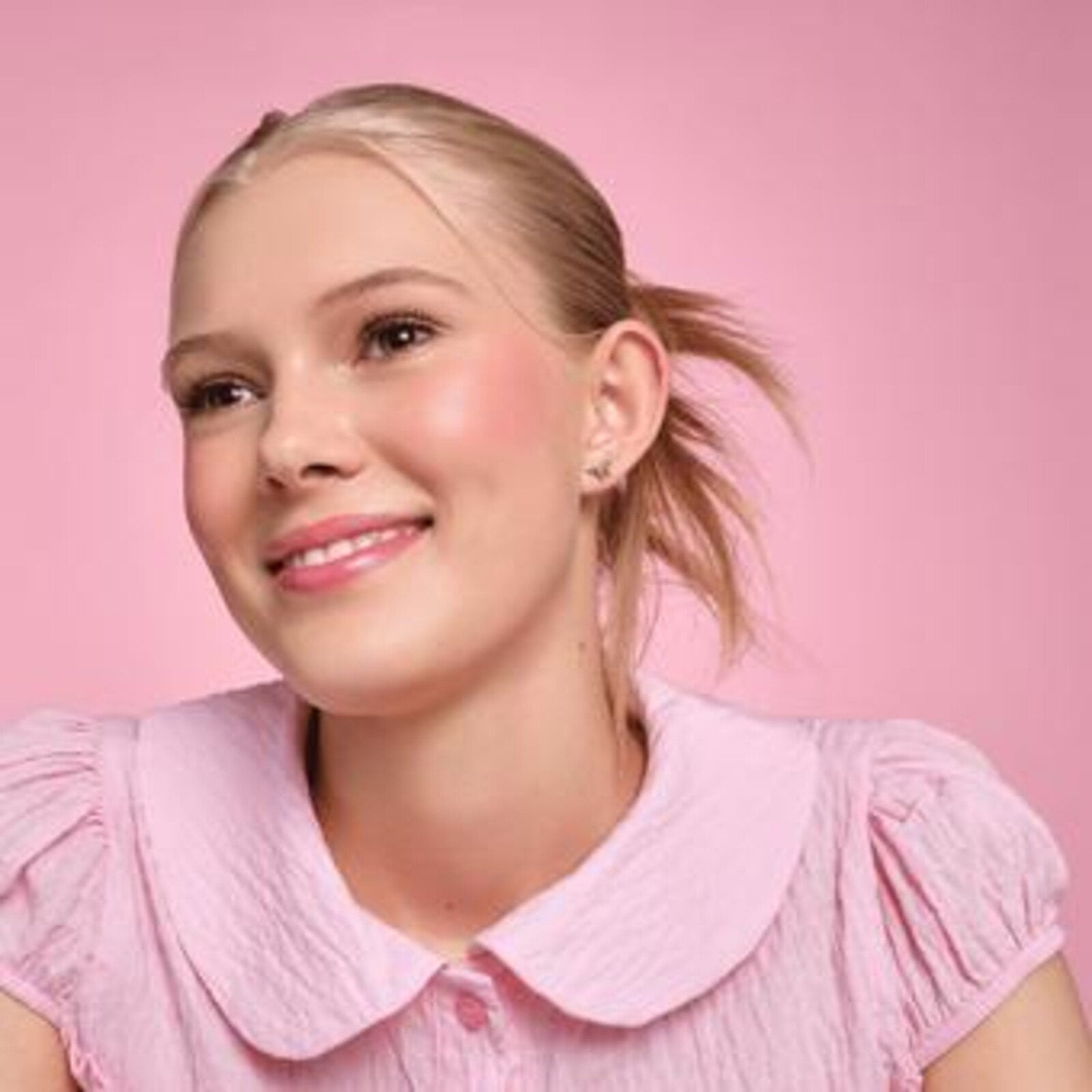 essence Disney Alice in Wonderland Fluffy Mousse Matte Blush 01 Absolutely Paw-Some 3.7g