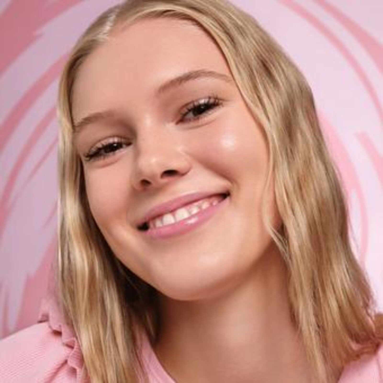 essence Disney Alice in Wonderland Key Chain Sheer Lip Balm 02 Late But Great 1.35g