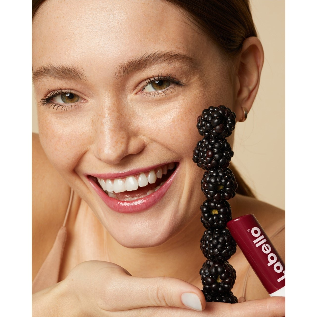 LABELLO Blackberry Shine - Lápiz de labios con brillo rojo y pigmentos  brillantes, cuidado de labios sin aceites minerales, 4,8 g