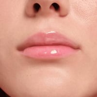 essence Disney Alice in Wonderland Plumping High-Shine Lipgloss 02 Purrfect Smile 4ml