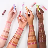 essence JUICY BOMB Bálsamo Brilhante 08 Cherrything I Want 2,5 g