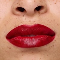 essence The Slim Stick أحمر شفاه طويل الثبات لمدة 6 ساعات 109 Burgundy Bliss 1.7g