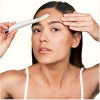 Finishing Touch Flawless™ Dermaplane Glow