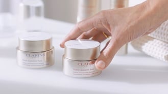 How to Apply Nutri-Lumière Day Cream | Clarins Beauty School