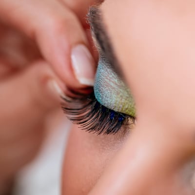 How to Apply False Lashes: A Beginners’ Guide